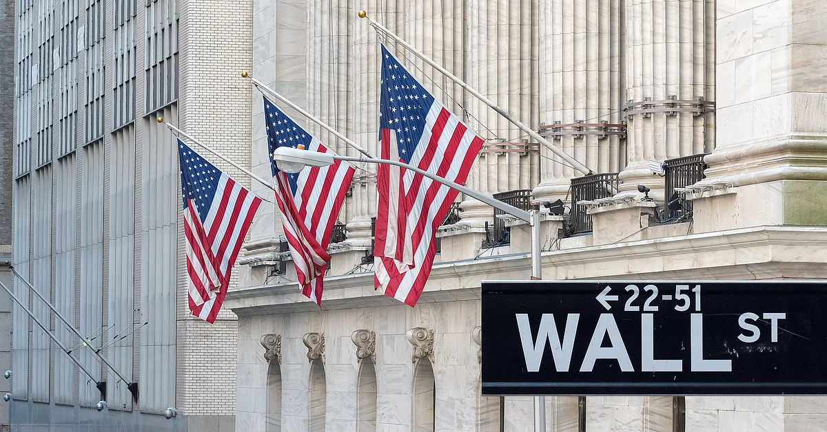 All three U.S. stocks trade in red on Monday