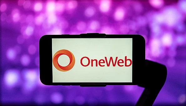 Eutelsat OneWeb will now be able to launch commercial connectivity services as soon as spectrum allocation has been granted by the government. 