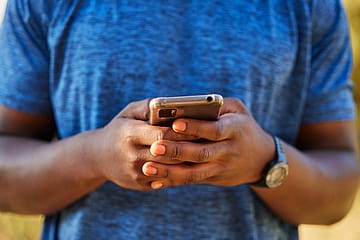 Broken screens are forcing Indians to replace smartphones sooner than planned, Corning survey finds
