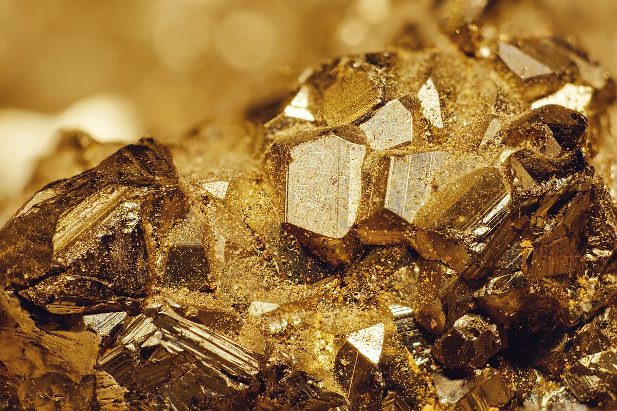 Domestically, MCX gold futures mirrored this trend, hitting an all-time high of ₹86,592 per 10 grams