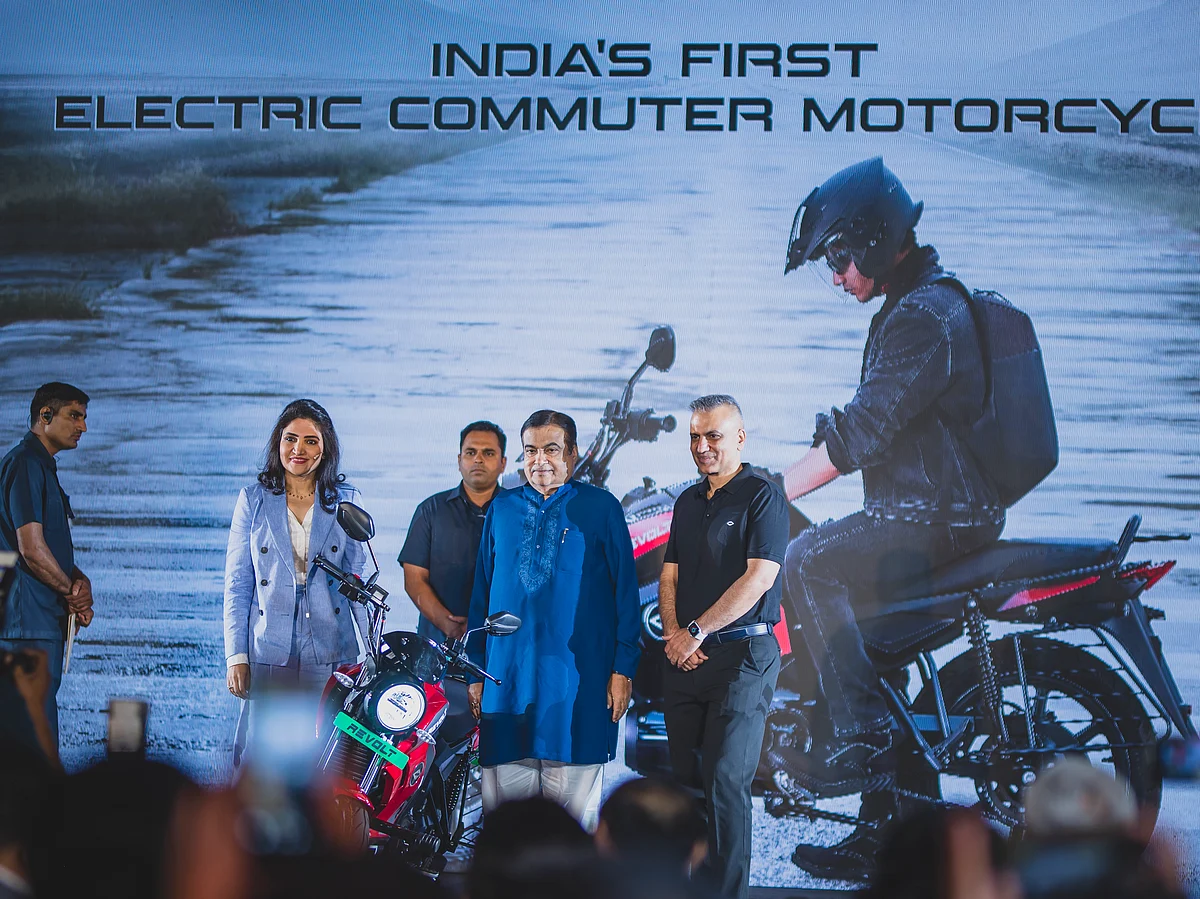 Anjali Rattan (left), chairperson of RattanIndia Enterprises, with Nitin Gadkari (centre), Union minister of Road Transport & Highways.