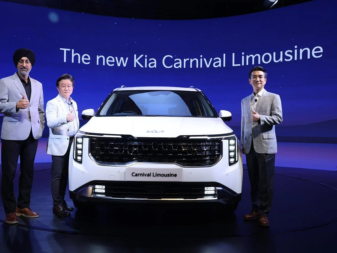 Kia says it has received over 2,800 bookings for the new Carnival.