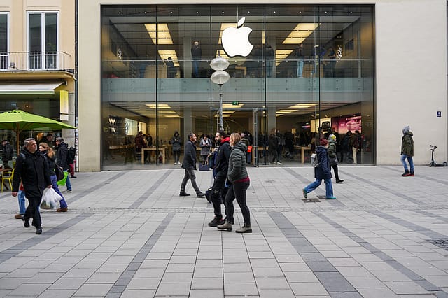 Apple shakes up AI leadership: Vision Pro creator Mike Rockwell to take charge of Siri