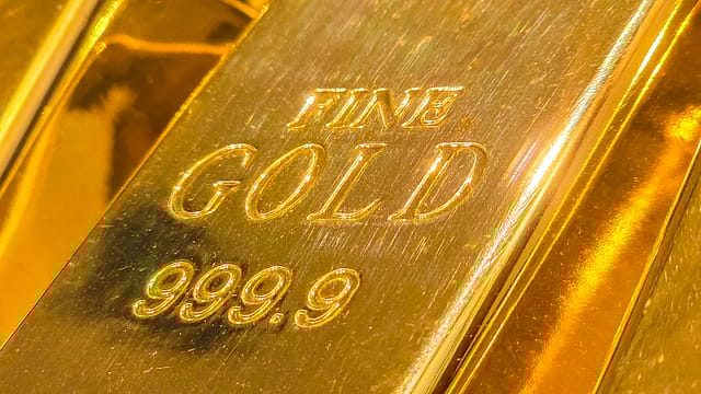 Gold posts strongest quarterly gain since 1986 amid tariffs and rate uncertainty; silver lags on weak demand outlook
