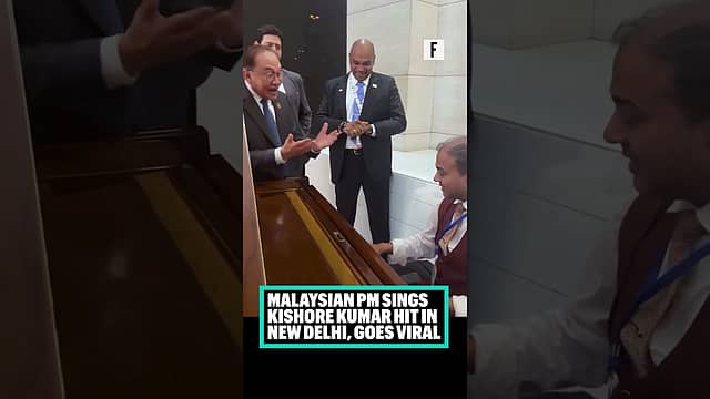 Malaysian PM sings Kishore Kumar hit in New Delhi, goes viral
